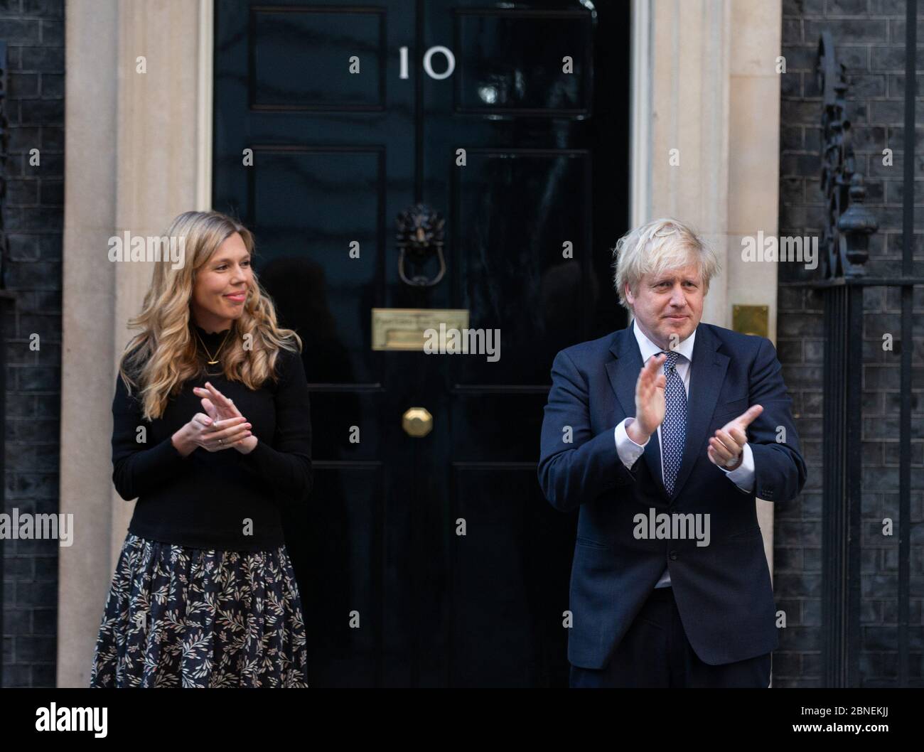 Londra, Regno Unito. 14 maggio 2020. Boris Johnson è unita alla porta del numero 10 dalla sua fidanzata, Carrie Symonds, per fare il clap per gli accompagnatori. È la prima volta che sono stati visti insieme dalla nascita del loro figlio Wilfred. Stanno applaudendo i NHS e gli operatori sanitari. Credit: Mark Thomas/Alamy Live News Foto Stock