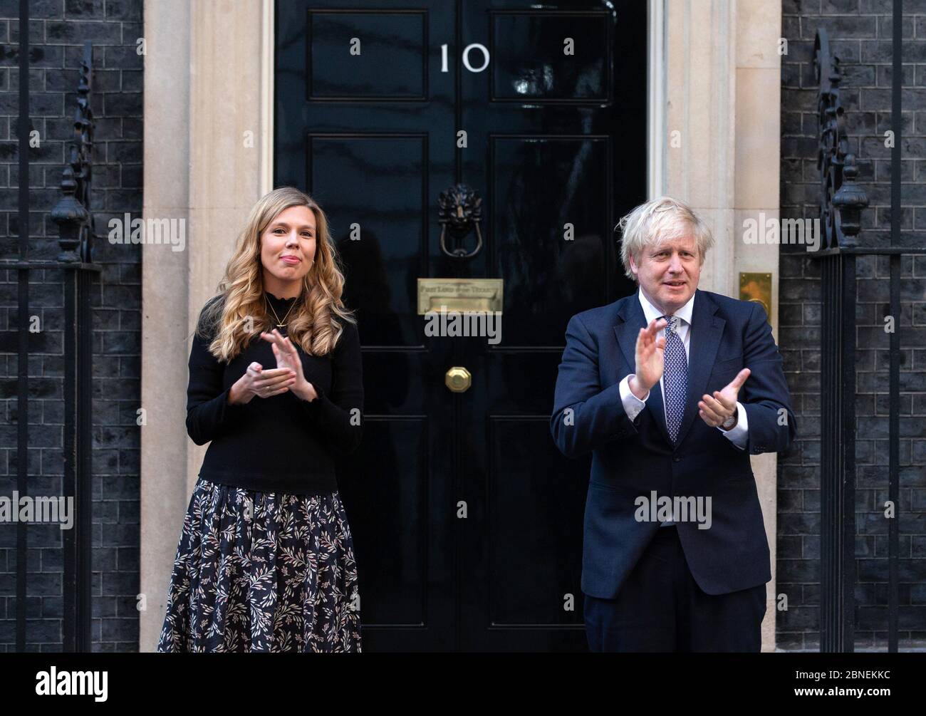 Londra, Regno Unito. 14 maggio 2020. Boris Johnson è unita alla porta del numero 10 dalla sua fidanzata, Carrie Symonds, per fare il clap per gli accompagnatori. È la prima volta che sono stati visti insieme dalla nascita del loro figlio Wilfred. Stanno applaudendo i NHS e gli operatori sanitari. Credit: Mark Thomas/Alamy Live News Foto Stock