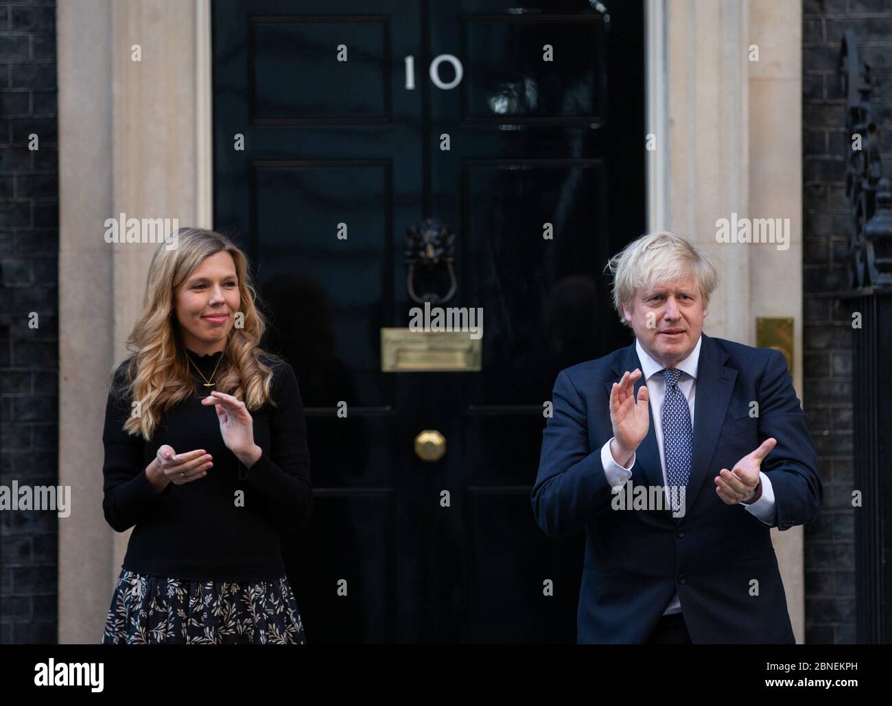 Londra, Regno Unito. 14 maggio 2020. Boris Johnson è unita alla porta del numero 10 dalla sua fidanzata, Carrie Symonds, per fare il clap per gli accompagnatori. È la prima volta che sono stati visti insieme dalla nascita del loro figlio Wilfred. Stanno applaudendo i NHS e gli operatori sanitari. Credit: Mark Thomas/Alamy Live News Foto Stock