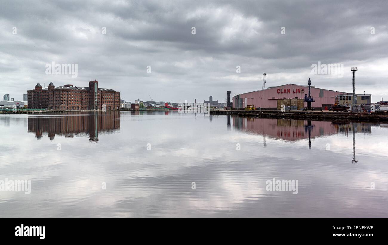 Bacino del molo di East Float, Birkenhead. Riflesso East Float Quay e Clan Line capannoni edifici e cielo. Foto Stock
