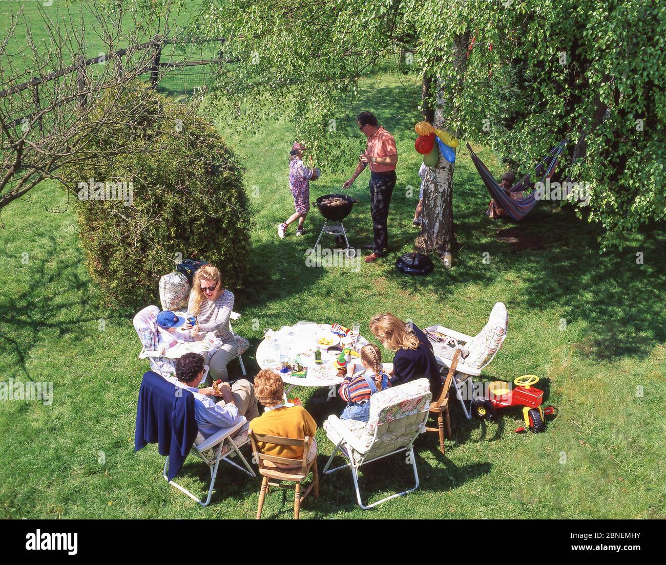 Barbecue familiare in giardino, Winkfield, Berkshire, Inghilterra, Regno Unito Foto Stock