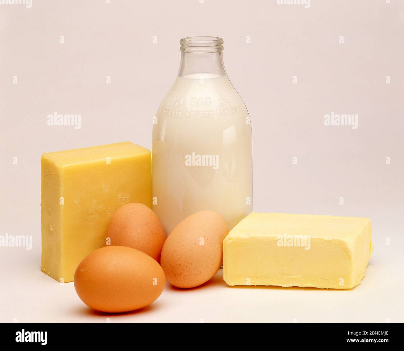 Selezione di prodotti lattiero-caseari (uova, latte, burro e formaggio), Greater London, Inghilterra, Regno Unito, Foto Stock