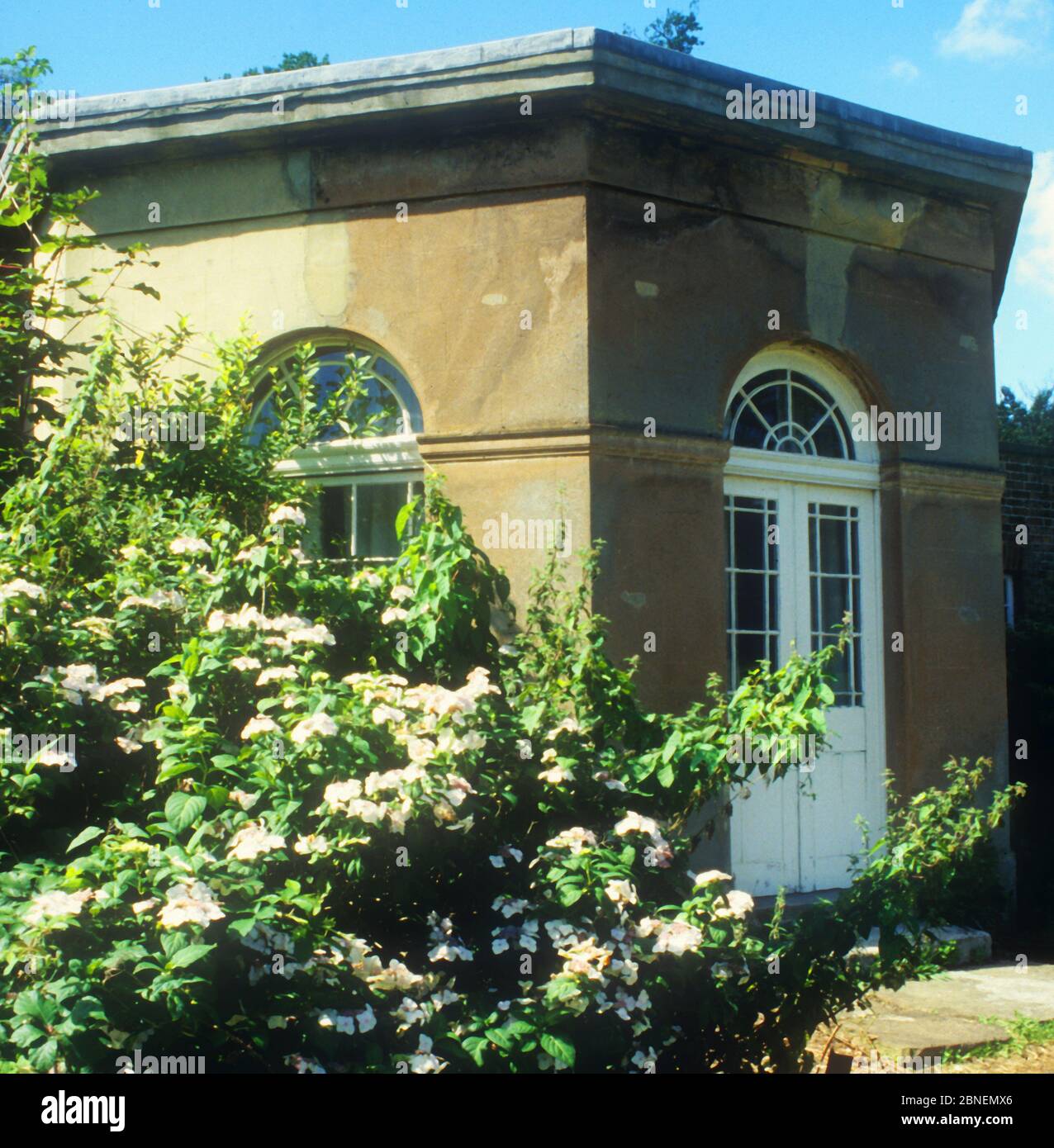 Una Summer House ottagonale in stucco si affaccia sulla parete est della terrazza, nel luogo di piacere di Addington Palace Foto Stock