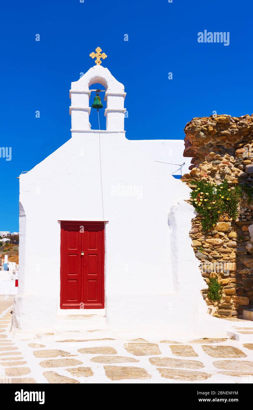 Vecchia strada con bianca antica chiesa greca nella città di Mykonos (Chora), Grecia Foto Stock