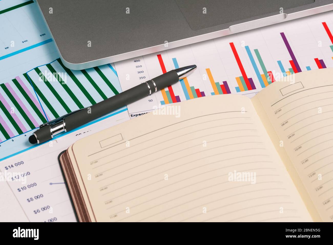 Notebook, notebook e grafici aziendali. Analisi di documenti aziendali, utili e investimenti. Scrivania per ufficio per uomini d'affari. Il concetto di vendite online Foto Stock