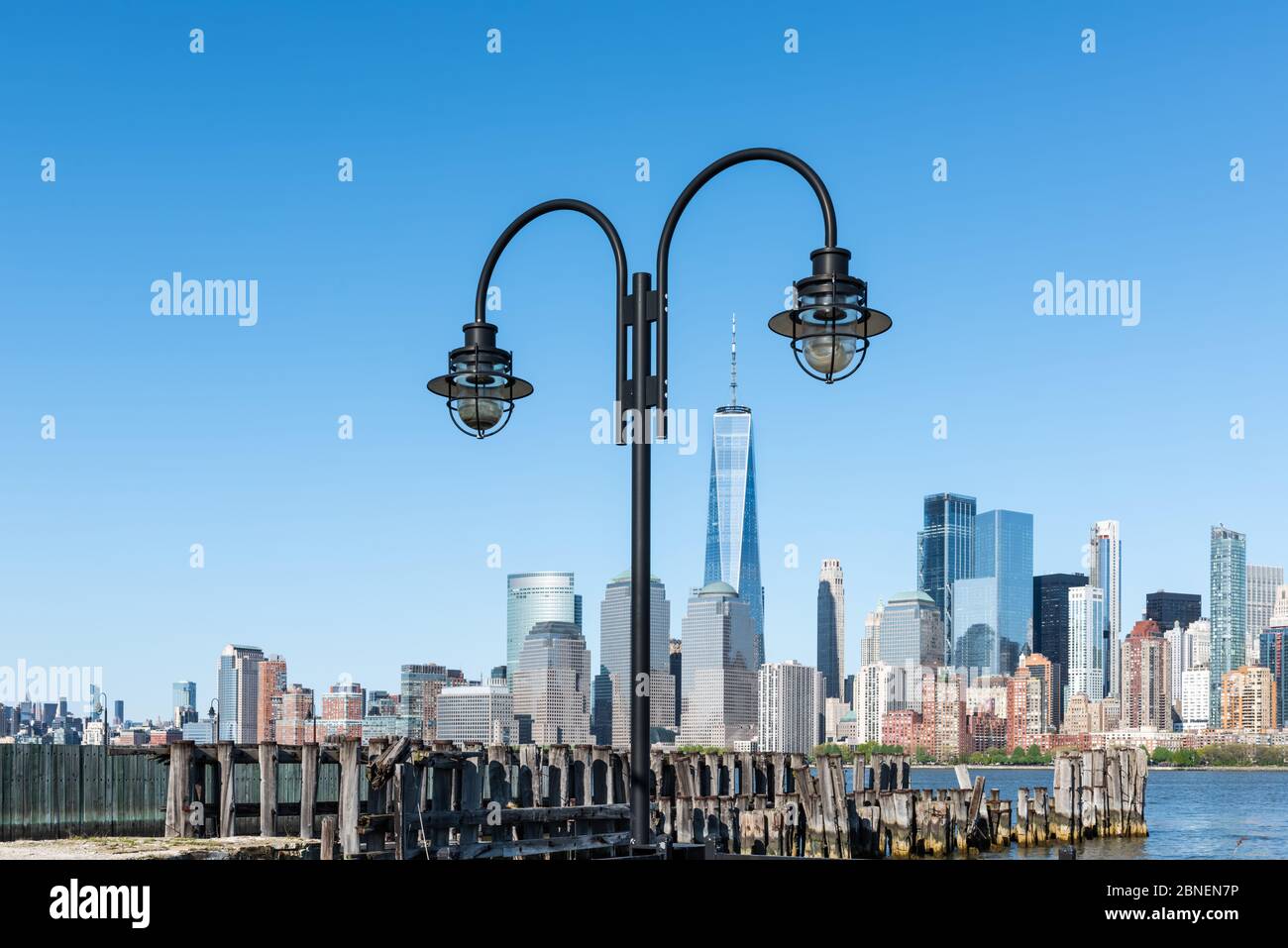 New York City Skyline dall'altra parte del fiume Hudson, con una luce pittoresca in primo piano Foto Stock