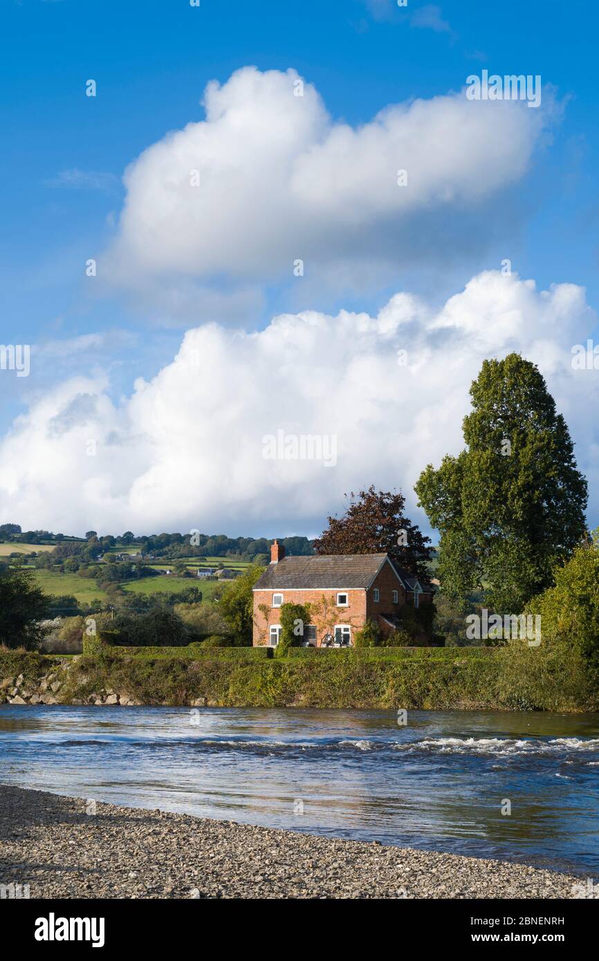 Riverside casa in tipico paesaggio gallese vicino al fiume Wye nel Brecon Beacons in Galles, Regno Unito Foto Stock