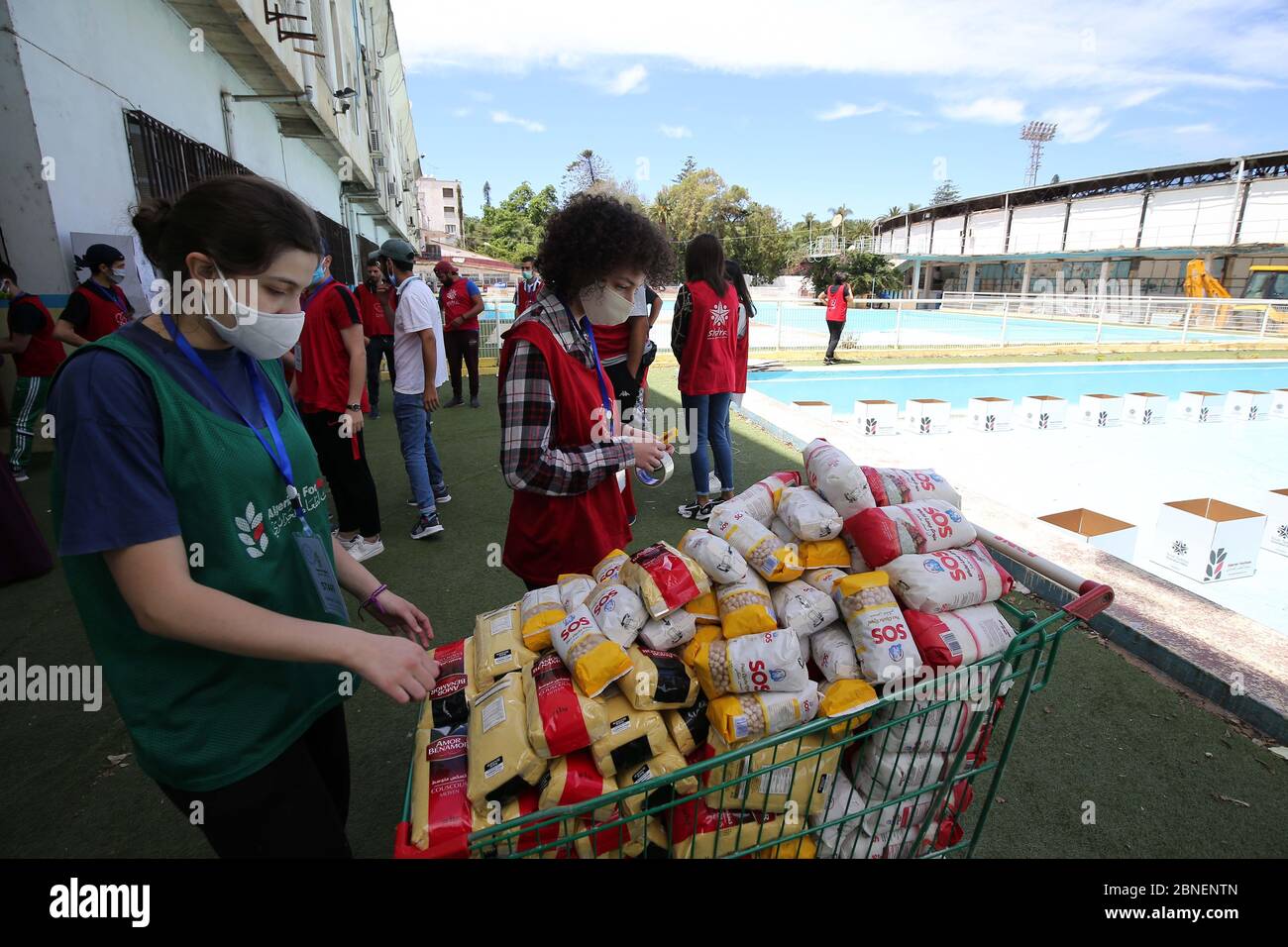 Algeri. 14 maggio 2020. Gli studenti volontari preparano prodotti alimentari da distribuire alle famiglie bisognose ad Algeri, capitale dell'Algeria, il 14 maggio 2020. Le autorità algerine hanno esteso le regole di blocco parziale a livello nazionale fino al maggio 31, come parte degli sforzi per contenere la malattia, tra infezioni crescenti e decessi. Credit: Xinhua/Alamy Live News Foto Stock