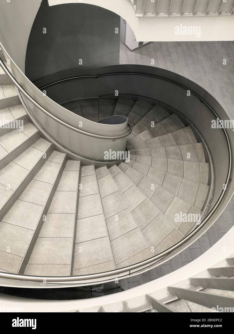 Scala a scala di grigi verticale con interessante architettura moderna Foto Stock