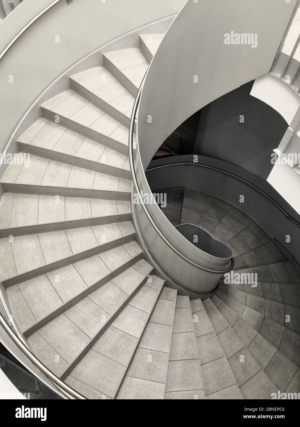 Scala a scala di grigi verticale con interessante architettura moderna Foto Stock