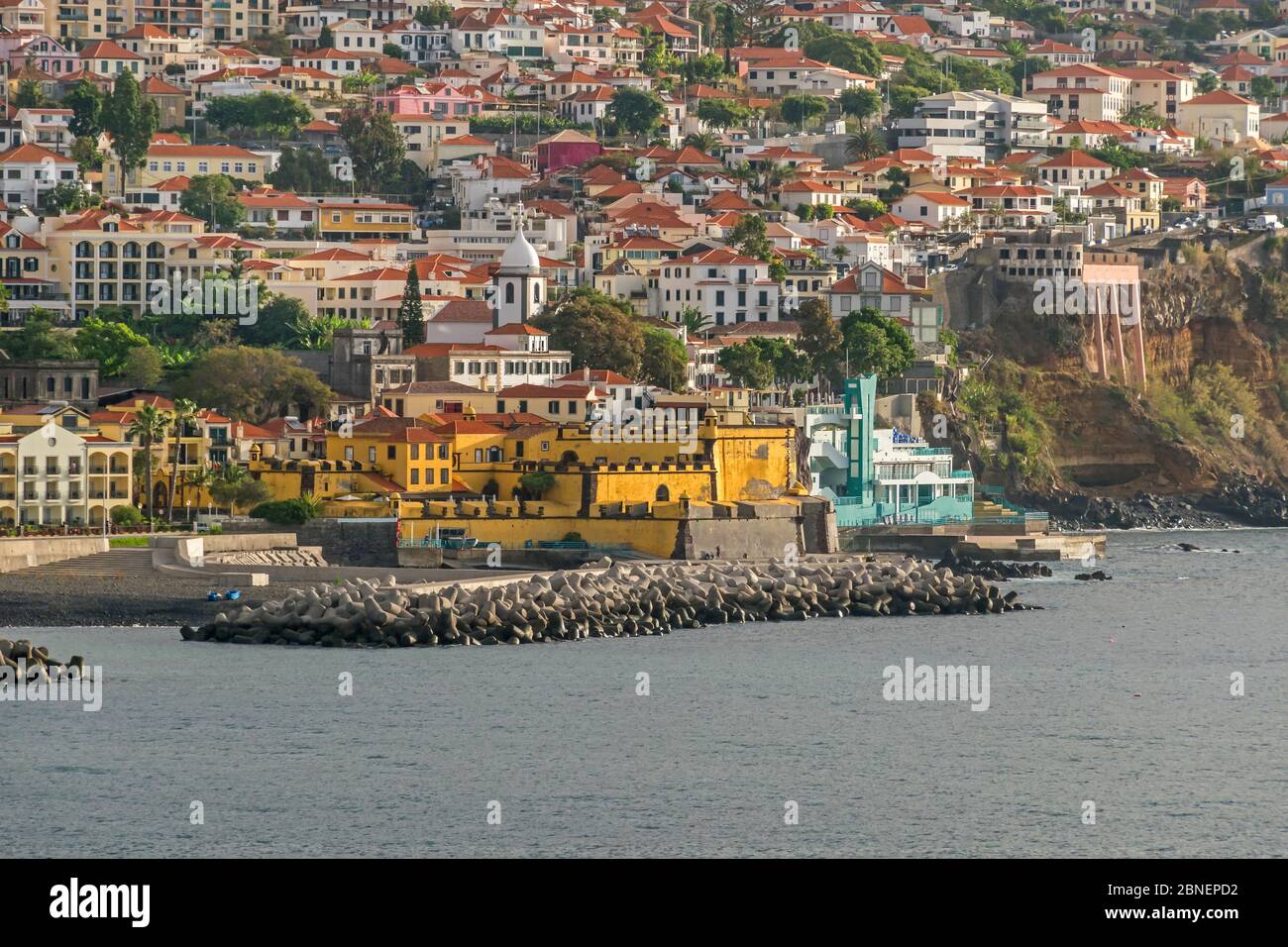 Funchal, Portogallo - 10 novembre 2019: Centro storico (zona Velha) con il lungomare della baia di Funchal, Forte di Sao Tiago, la torre del bar Foto Stock