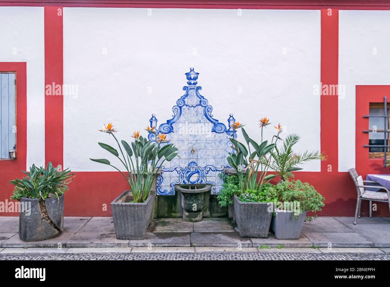 Funchal, Portogallo - 10 novembre 2019: Fontana per bere decorata con Strelitzia e Azulejo una forma di tilewo portoghese dipinto in ceramica smaltata Foto Stock