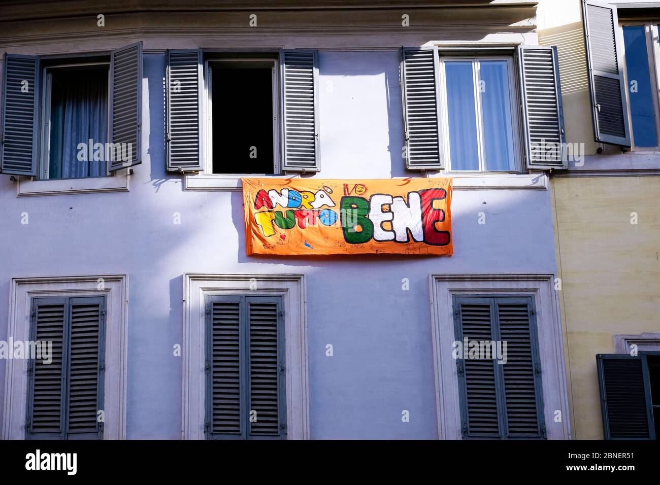 Andrà tutto bene (tutto sarà tutto a destra) banner appeso fuori dalla finestra, durante il blocco di Coronavirus. Roma ai tempi del Covid 19. Italia UE Foto Stock