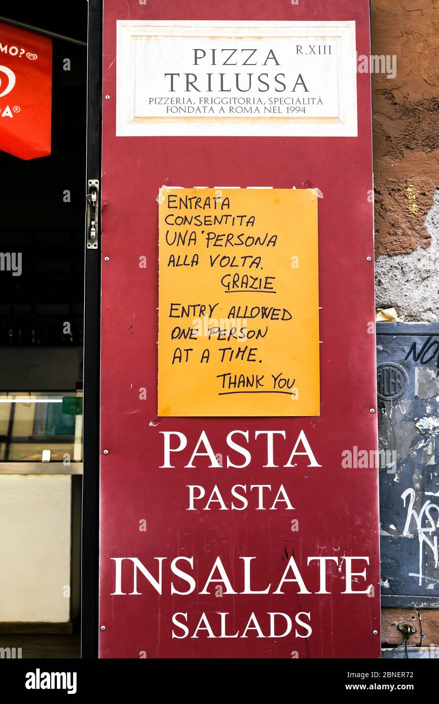 Tipica pizzeria, con cartelli segnaletici che indicano le disposizioni per il blocco al tempo del Covid 19, Corona virus. Roma, Italia, Europa Foto Stock