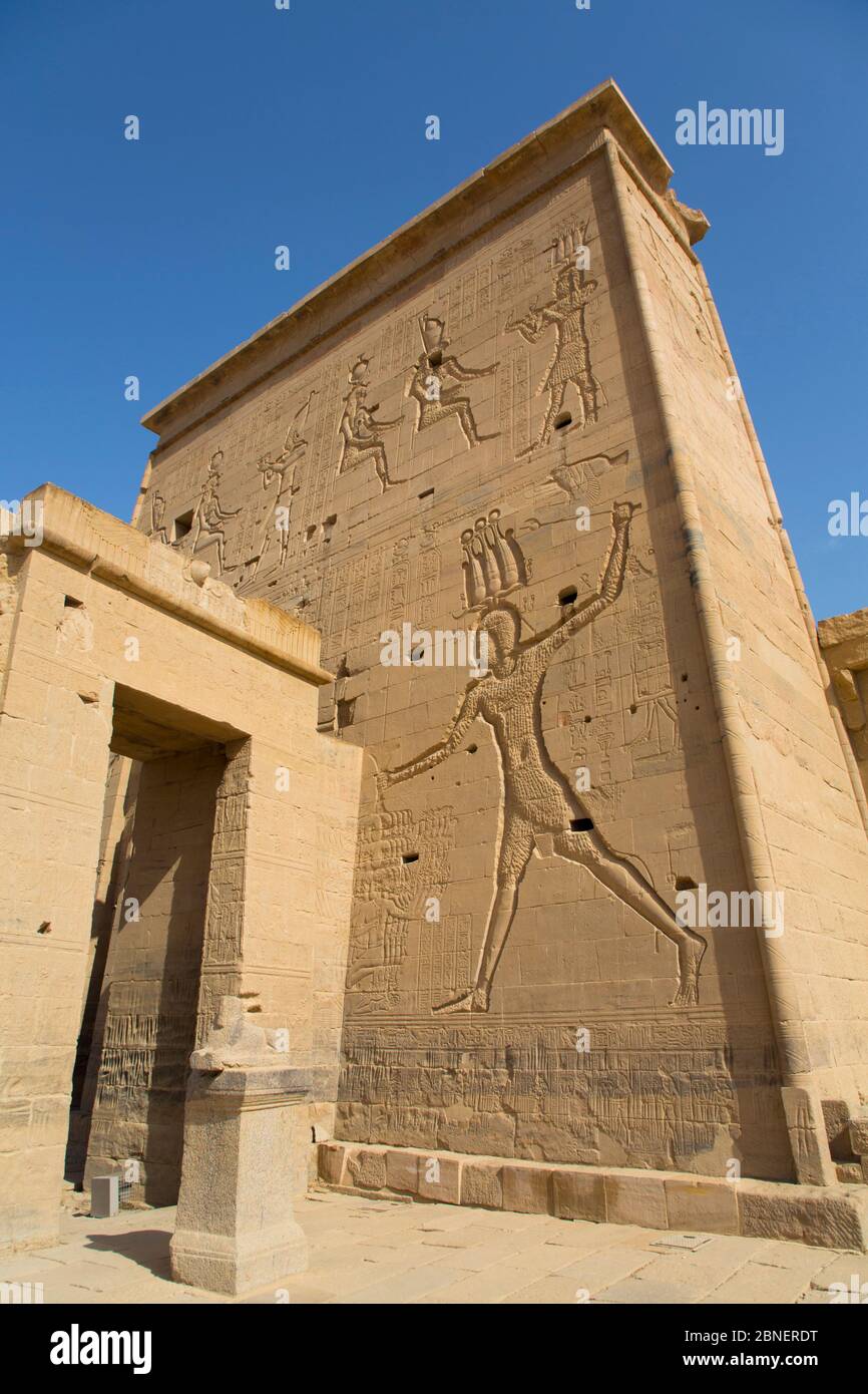 Il primo Pylon, il Tempio di Iside, Patrimonio dell'Umanità dell'UNESCO, l'isola di Philae, Assuan, Egitto Foto Stock
