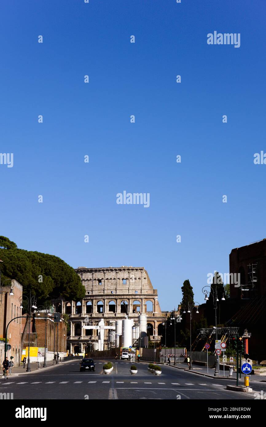 Colosseo, via dei fori Imperiali durante la chiusura dell'ilo Coronavirus Covid 19. Roma, Italia, Europa, UE. Cielo blu chiaro, spazio di copia Foto Stock