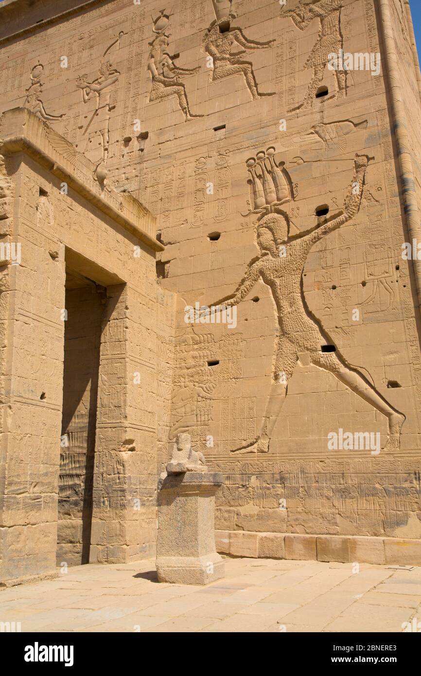 Il primo Pylon, il Tempio di Iside, Patrimonio dell'Umanità dell'UNESCO, l'isola di Philae, Assuan, Egitto Foto Stock