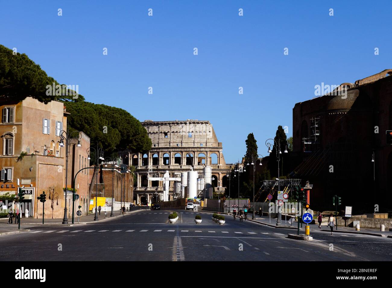 Colosseo, via dei fori Imperiali durante la chiusura dell'ilo Coronavirus Covid 19. Roma, Italia, Europa, UE. Cielo blu chiaro, spazio di copia Foto Stock