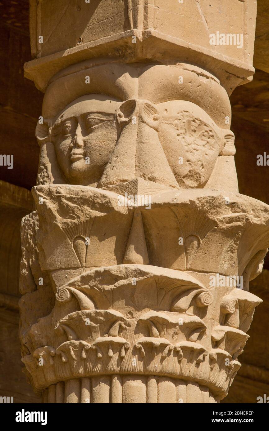 Colonne con la Dea Hathor testa nel Forecourt, Tempio di Iside, patrimonio dell'umanità dell'UNESCO, Isola di Philae, Assuan, Egitto Foto Stock