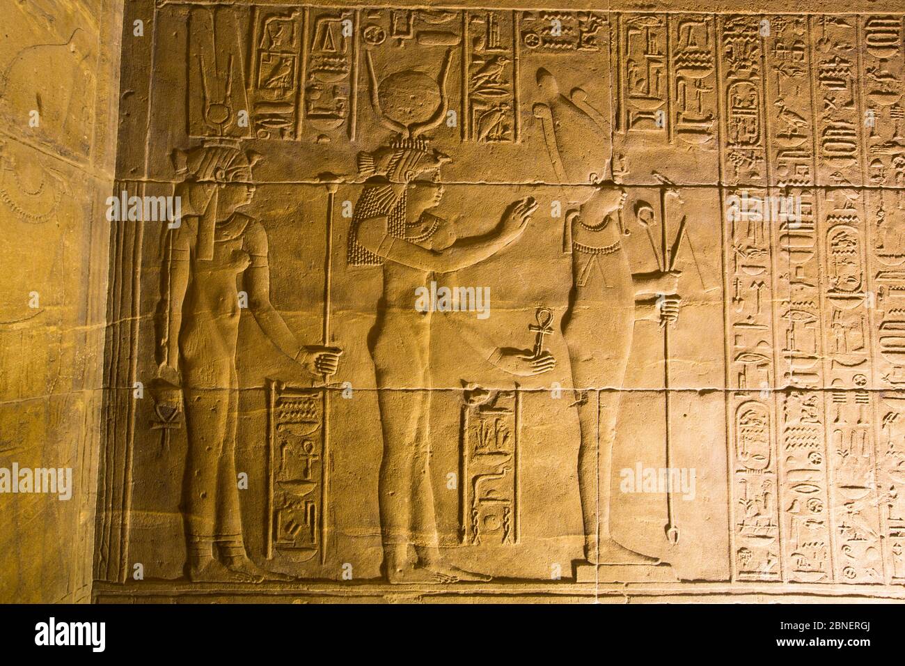 Rilievi nel Santuario, Tempio di Iside, Patrimonio dell'Umanità dell'UNESCO, Isola di Philae, Assuan, Egitto Foto Stock