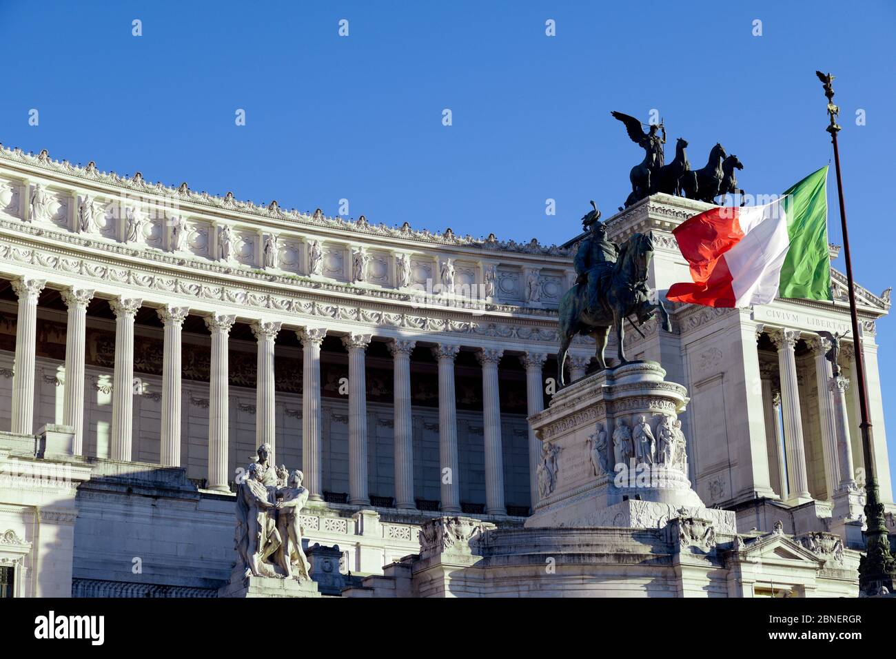 Battenti bandiera italiana. Monumento a Vittorio Emanuele II e il monumento del milite ignoto in Piazza Venezia. Vittorio Emanuele II. Roma, Italia Foto Stock