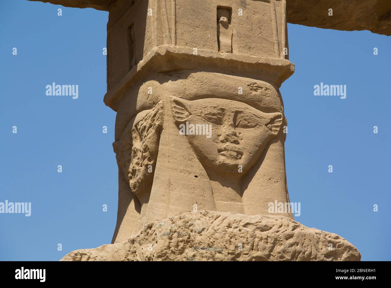 Colonne della dea Hathor, vestibolo di Nectanebo, Tempio di Iside, Sito Patrimonio dell'Umanità dell'UNESCO, Isola di Philae, Assuan, Egitto Foto Stock