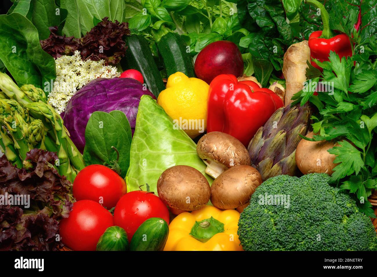 Colorful appetitoso arrangiamento di frutta e verdura, un delizioso studio closeup aspetto shot motivare per auto-cura e condurre uno stile di vita sano Foto Stock