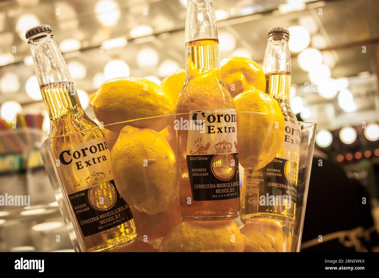 Bottiglie di birra e di limoni sul display al bar di un bar all'aperto in estate. Un rinfrescante lavoro per coloro che sono assetati. Foto Stock