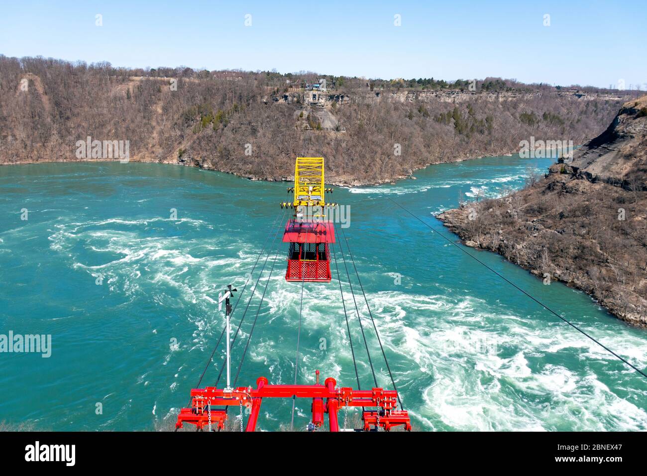 Un'auto vuota con idromassaggio Aero attraversa il fiume Niagara vicino alle cascate del Niagara. Concetto di viaggio durante la pandemia e riapertura del confine USA-Canada. Foto Stock