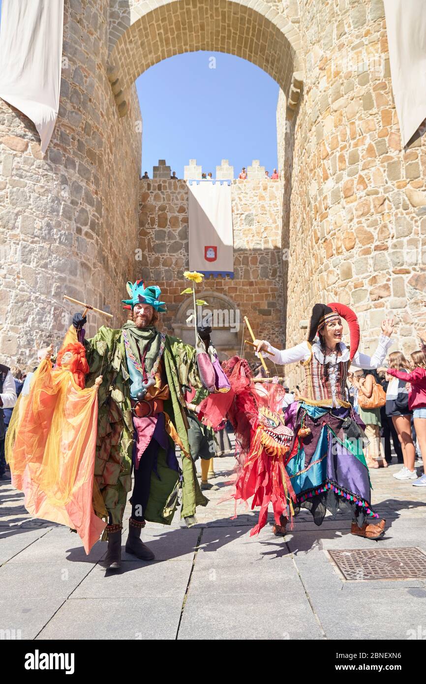 Una sfilata medievale di festival vicino alla meravigliosa parete di Avila. Avila, Spagna Foto Stock