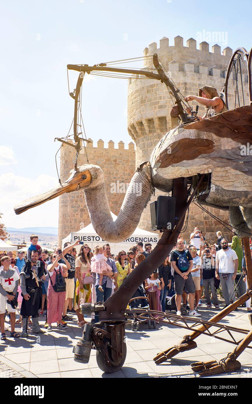 Gigante uccello di legno in una festa accanto al muro medievale di Avila. Avila, Spagna Foto Stock