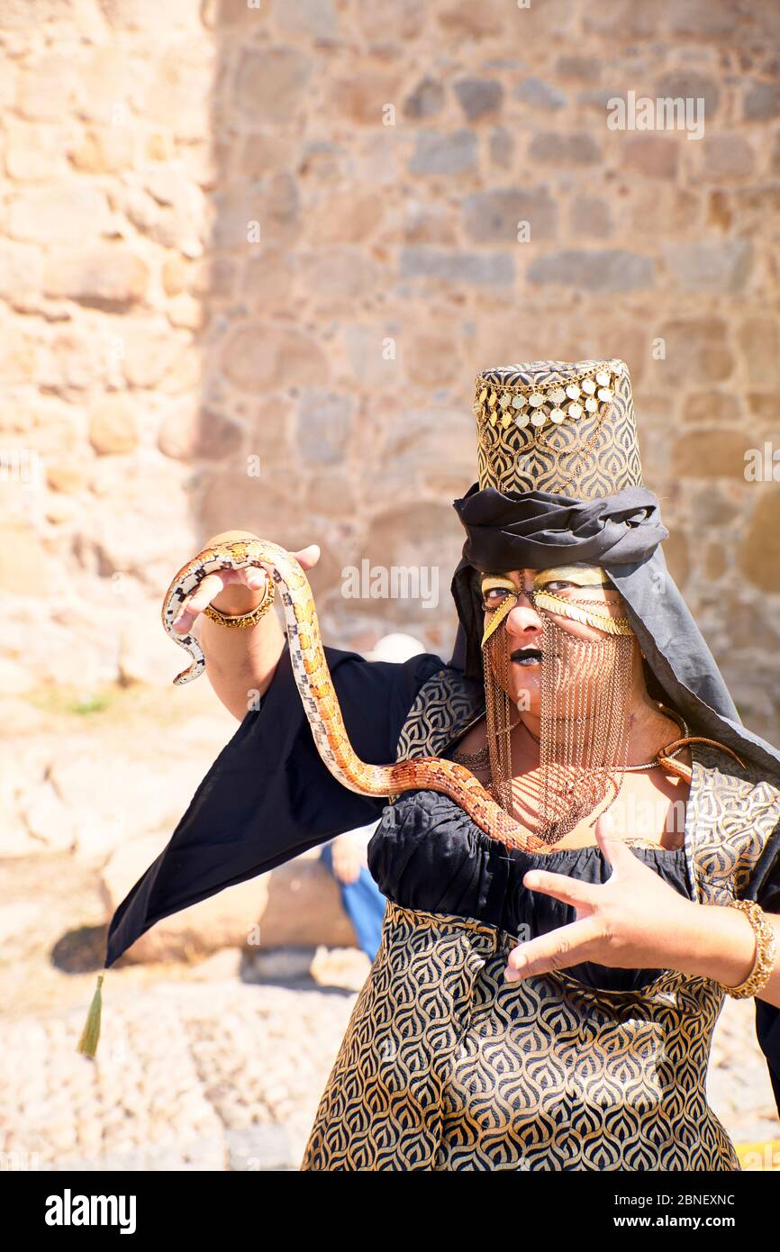 Una sfilata medievale di festival vicino alla meravigliosa parete di Avila. Avila, Spagna Foto Stock