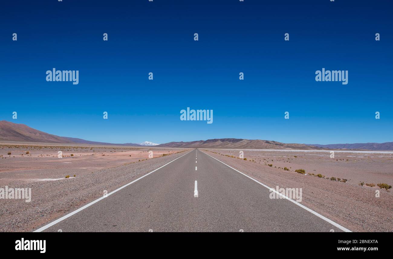 Autostrada solitaria nel deserto di Atacama / Cile Foto Stock