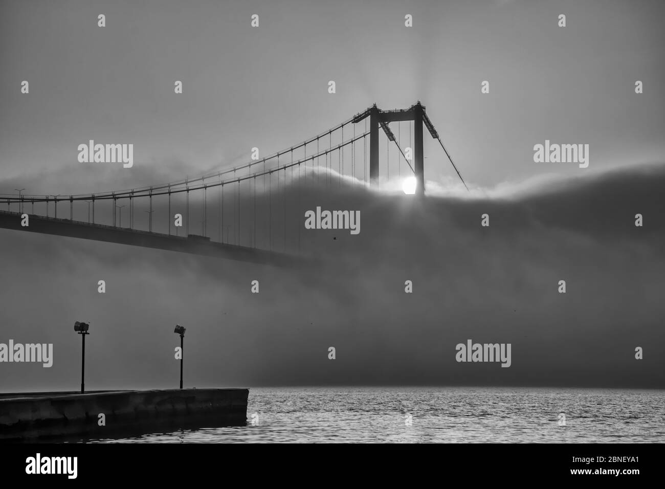 Scena di nebbia e misty del Ponte del Bosforo. Ponte sul Bosforo a Istanbul. Vista dalla parte asiatica di Istanbul. Il Ponte dei Martiri del 15 luglio Foto Stock