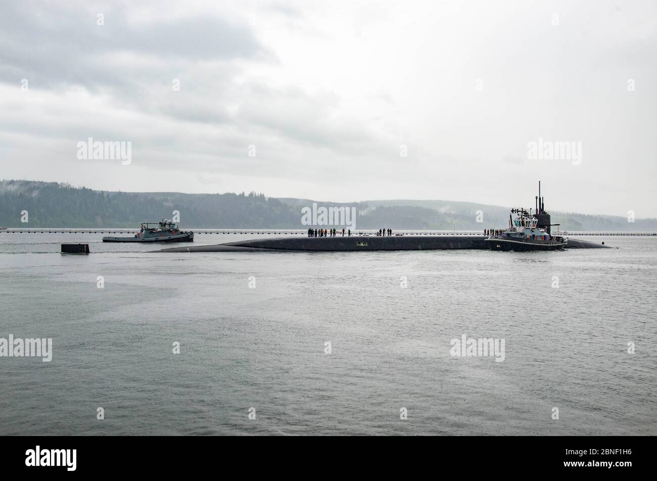 SILVERDALE, Washington (2 maggio 2020) l'equipaggio d'oro del sottomarino balistico-missile USS Maine (SSBN 741) della classe Ohio ha ufficialmente restituito la barca al servizio strategico, quando recentemente hanno schierato sulla loro prima pattuglia in più di tre anni. Il 2020 segna il 25° anniversario della USS Maine dalla messa in servizio ed è anche lo stato del bicentenario del Maine. (STATI UNITI Foto Navy di Mass Communication Specialist prima Classe Andrea Perez/rilasciata) Foto Stock
