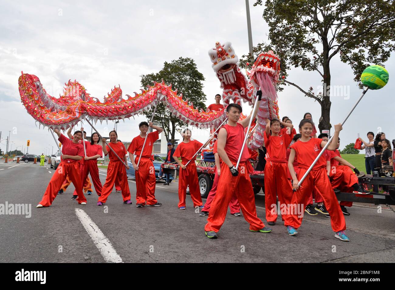 Toronto, Ontario / Canada - 01 luglio 2017: La gente ha eseguito la tradizionale danza del Drago Cinese alla parata del Canada Day Foto Stock