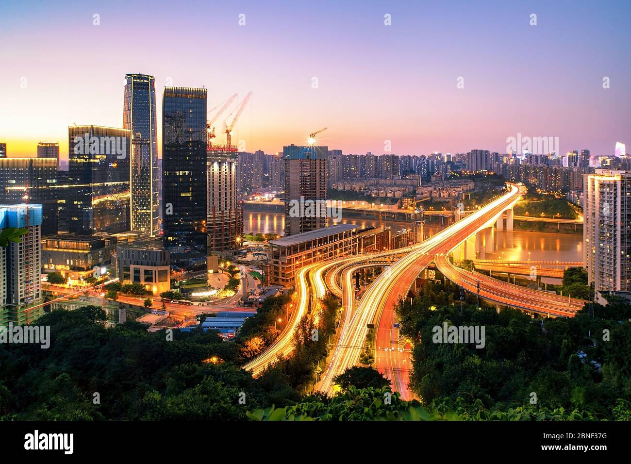 --FILE--Cars spostare i flyovers di notte, Chongqing, Cina, 11 agosto 2019. (Foto a lunga esposizione) Zhou Zhiyong, un fotografo che è pazzo circa Foto Stock