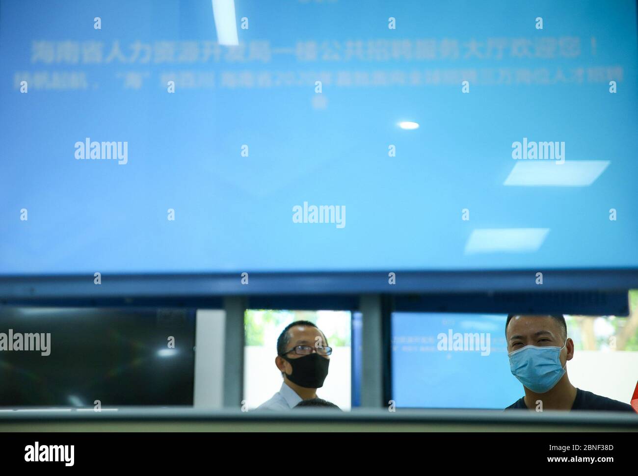 Chi cerca lavoro o è intervistato o attendere le probabilità ad una grande fiera di lavoro, a cui oltre 40 imprese cercano di cercare per più di 30 mila tal Foto Stock