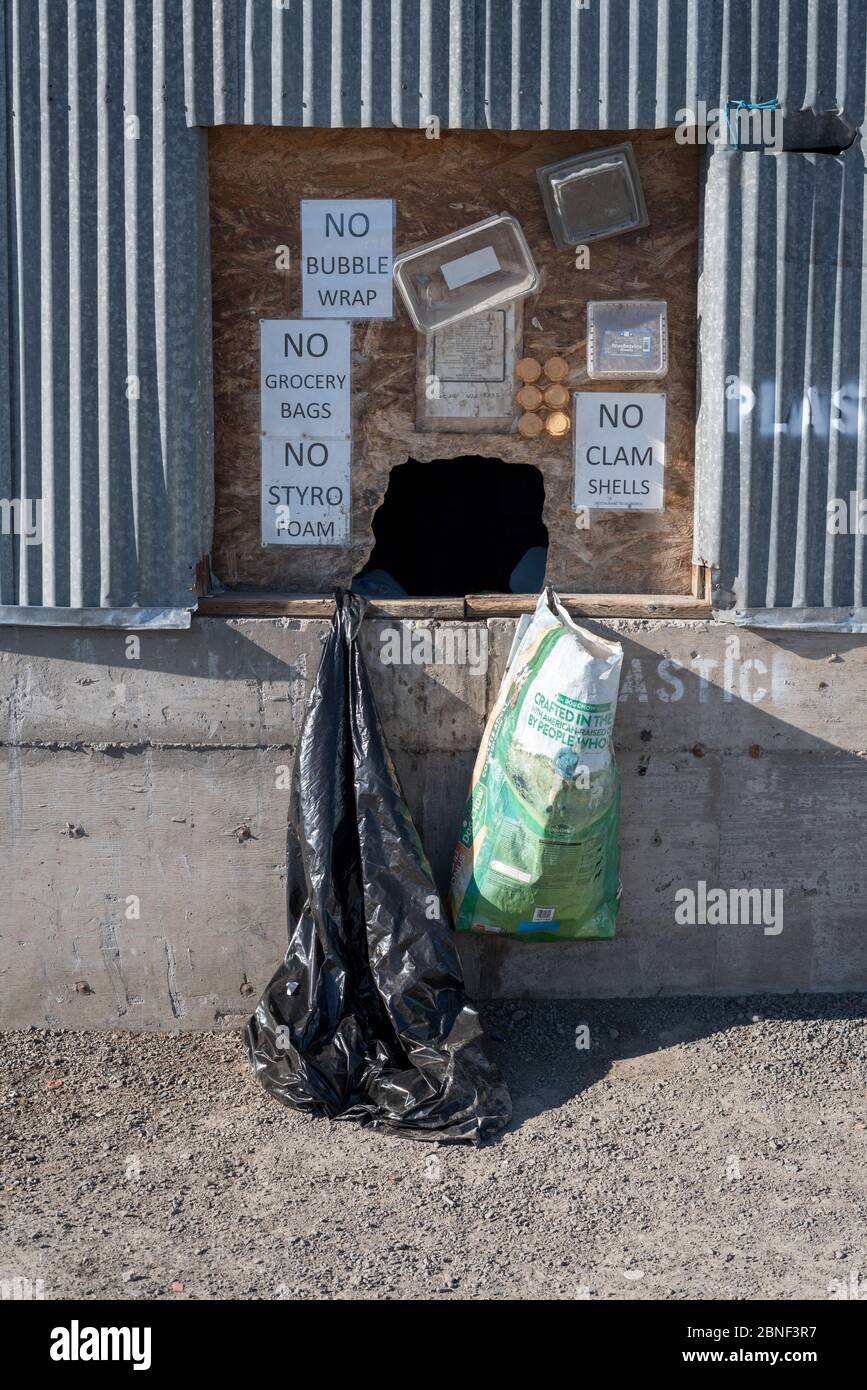 Area di raccolta delle materie plastiche presso il centro di riciclaggio della contea di Wallowa a Enterprise, Oregon. Foto Stock