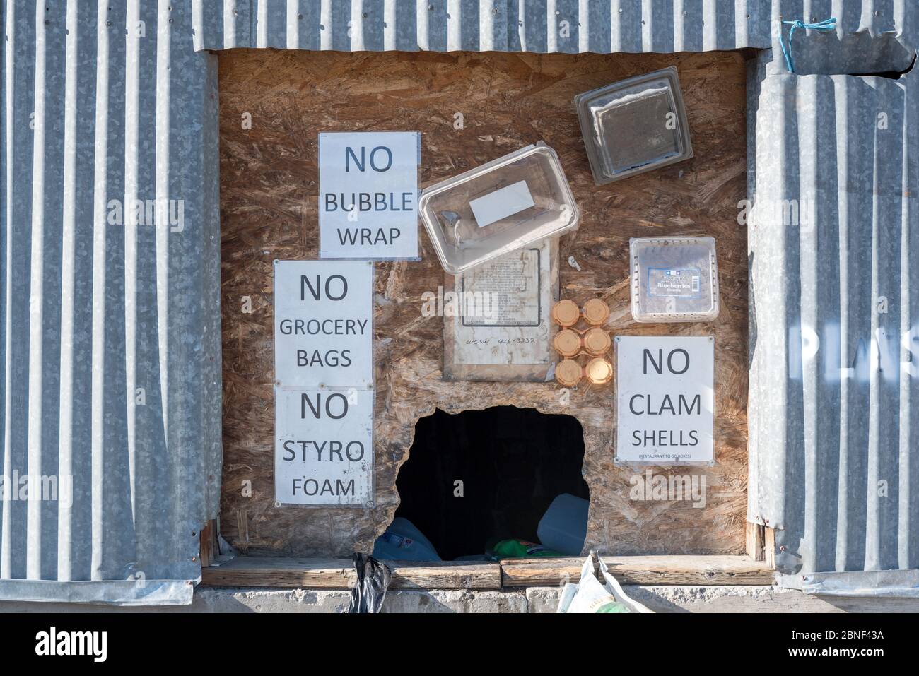 Area di raccolta delle materie plastiche presso il centro di riciclaggio della contea di Wallowa a Enterprise, Oregon. Foto Stock