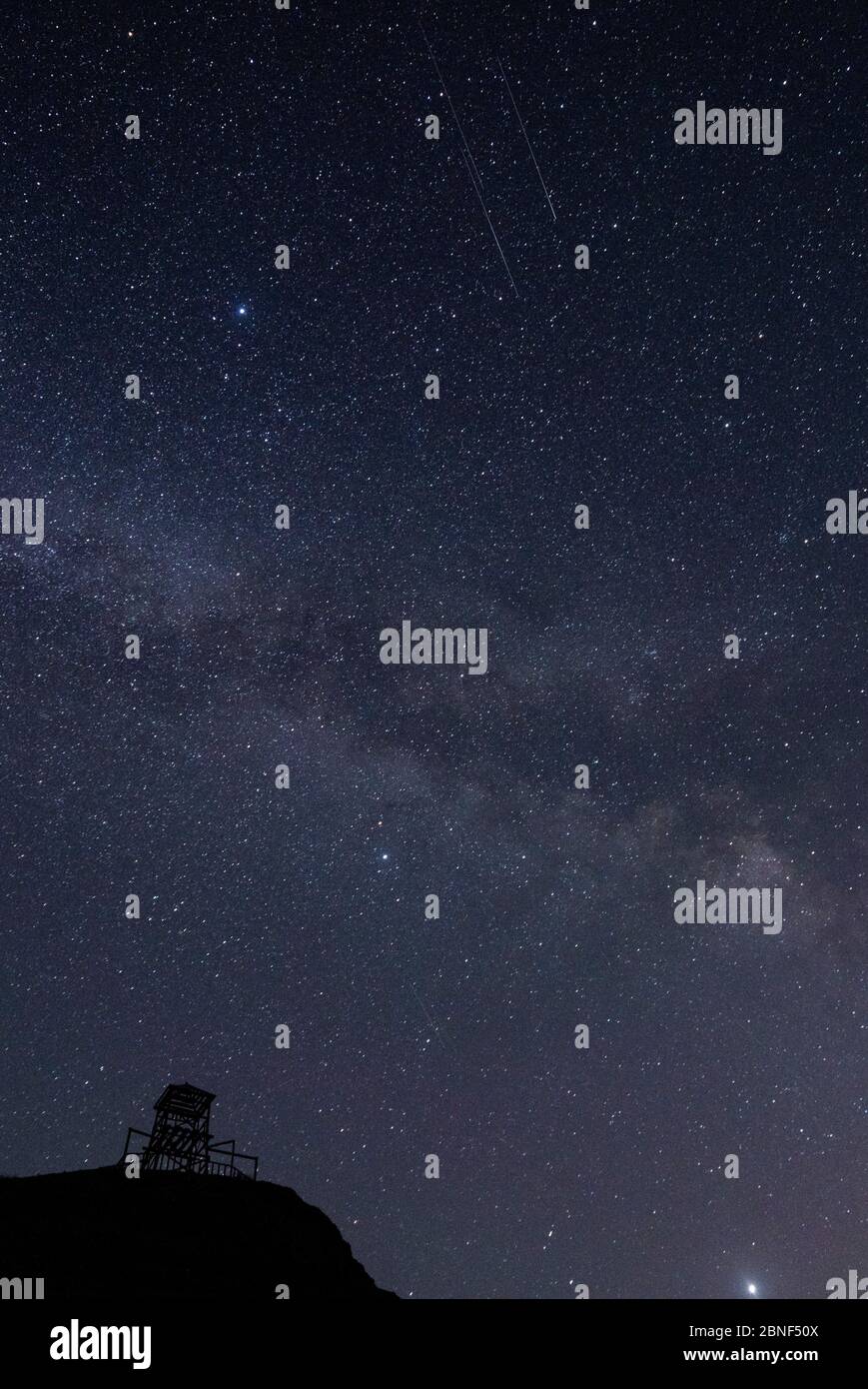 Il cielo stellato nella zona rurale, dove aprile Lyrids, il più antico registrato pioggia di meteorite, accade, Silk Road Antico Villaggio, Qigxin città, Bayingolin Mon Foto Stock