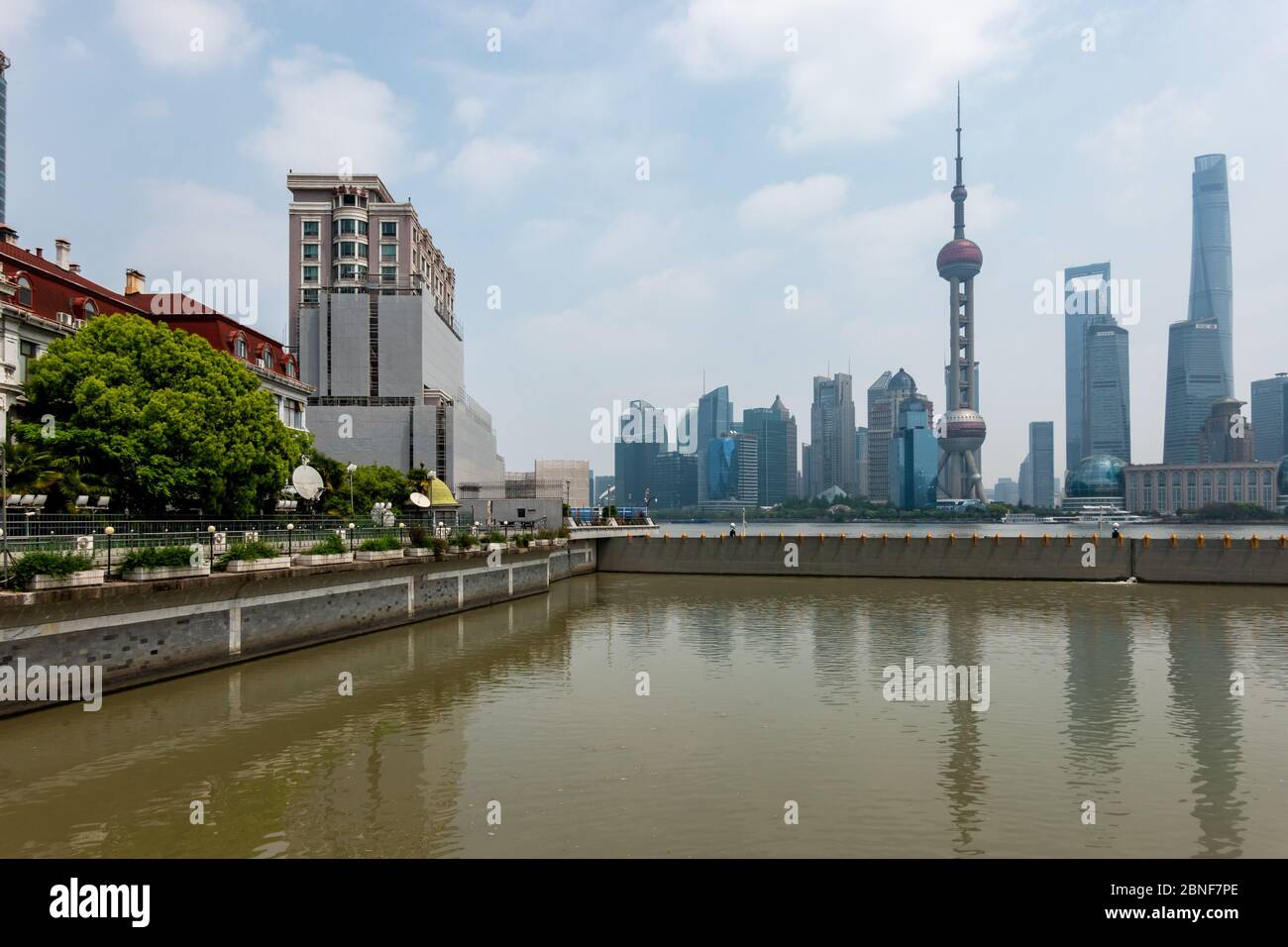 Il Seagull Hotel, di 36 anni, è coperto da ponteggi e un altro edificio in vetro simile a una scatola, sarà costruito presso il s. Foto Stock