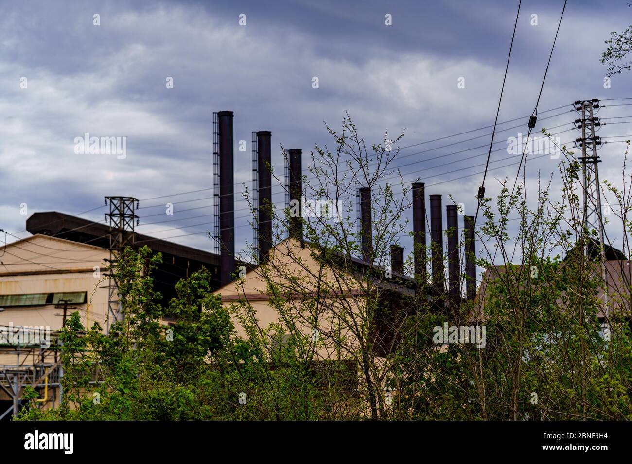 Coatesville, PA / USA - 3 maggio 2020: Un edificio della ex Lukens Steel Company, ora ArcelorMittal, che era il più vecchio mulino di acciaio degli Stati Uniti. Foto Stock Coatesville, PA / USA - 3 maggio 2020: Un edificio della ex Lukens Steel Company, ora ArcelorMittal, che era il più vecchio mulino di acciaio degli Stati Uniti. Foto Stock