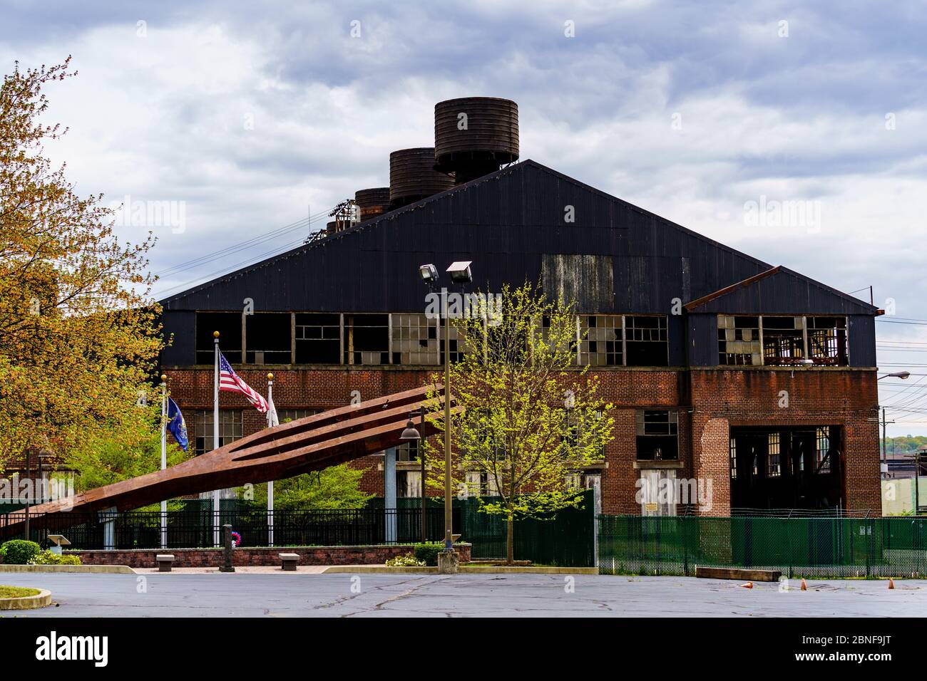 Coatesville, PA / USA - 3 maggio 2020: Un edificio della ex Lukens Steel Company, ora ArcelorMittal, che era il più vecchio mulino di acciaio degli Stati Uniti. Foto Stock Coatesville, PA / USA - 3 maggio 2020: Un edificio della ex Lukens Steel Company, ora ArcelorMittal, che era il più vecchio mulino di acciaio degli Stati Uniti. Foto Stock