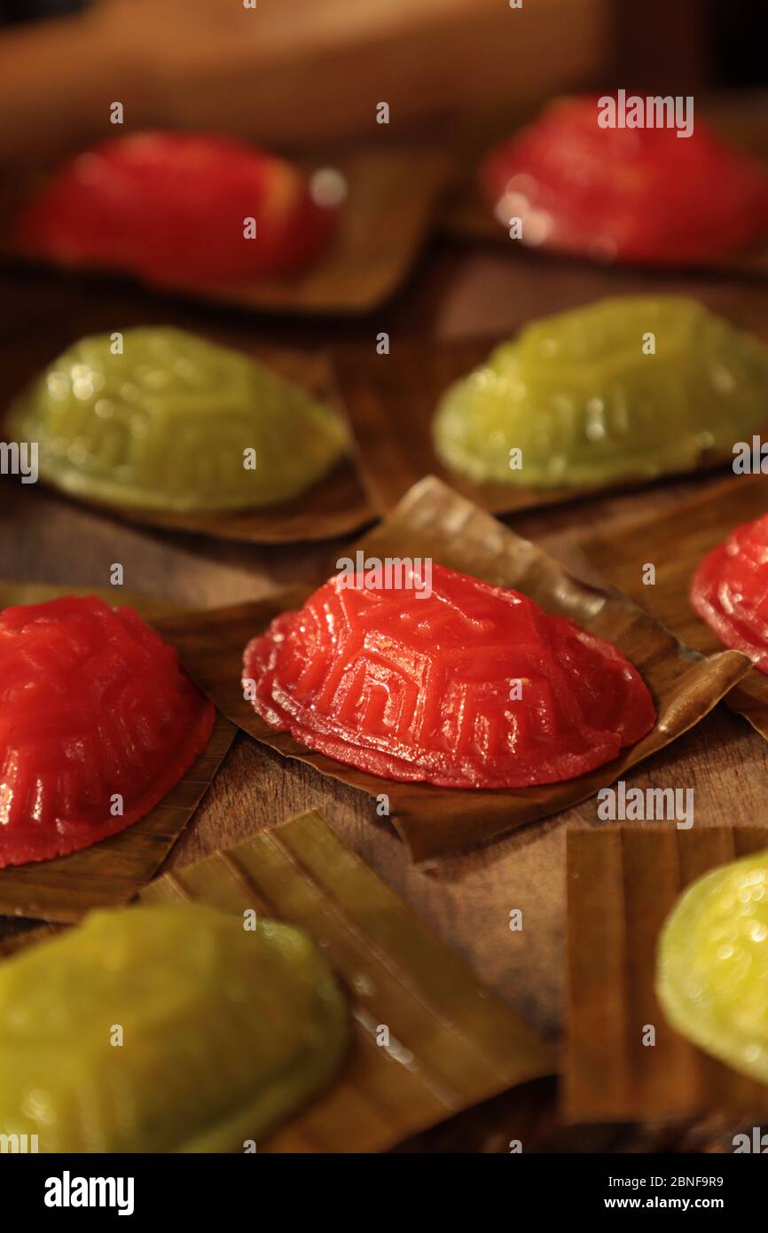 Ang Ku Kueh. Pasta cinese al vapore di riso appiccicoso a forma di guscio di tartaruga e ripiena di pasta di fagioli mungo dolce. Foto Stock