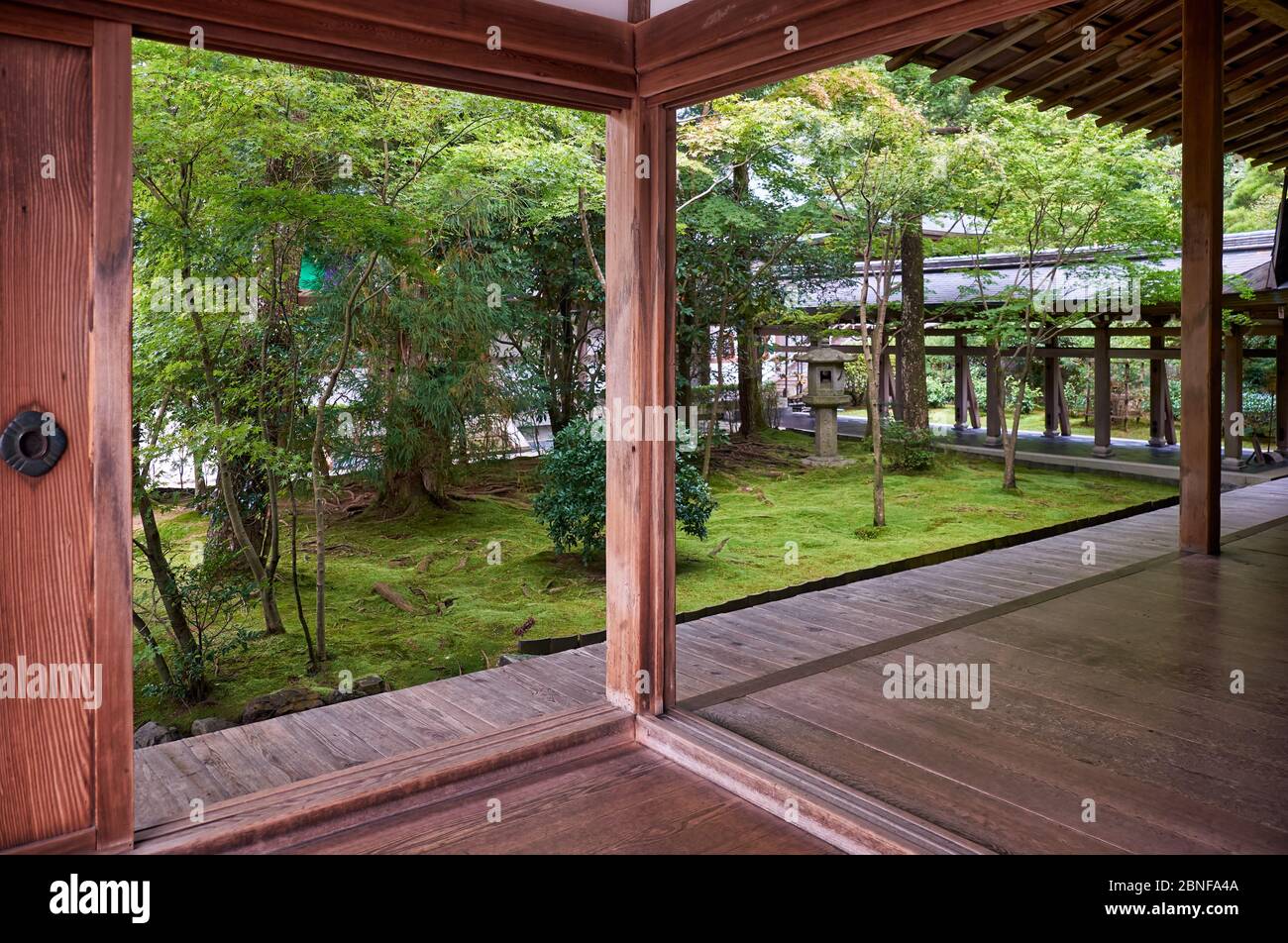 KYOTO, GIAPPONE - 17 OTTOBRE 2019: La vista dalla terrazza al piccolo giardino sul retro dell'Hojo, l'ex residenza del prete di Ryo Foto Stock