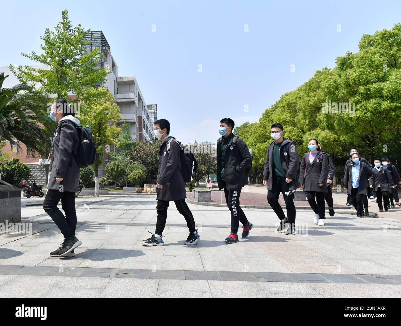 Tutti gli studenti dei gradi 9 e 12 tornano a scuola e ricominciare la lezione oggi, città di Nanchang, provincia di Jiangxi della Cina meridionale, 7 aprile, 2020 studenti Foto Stock