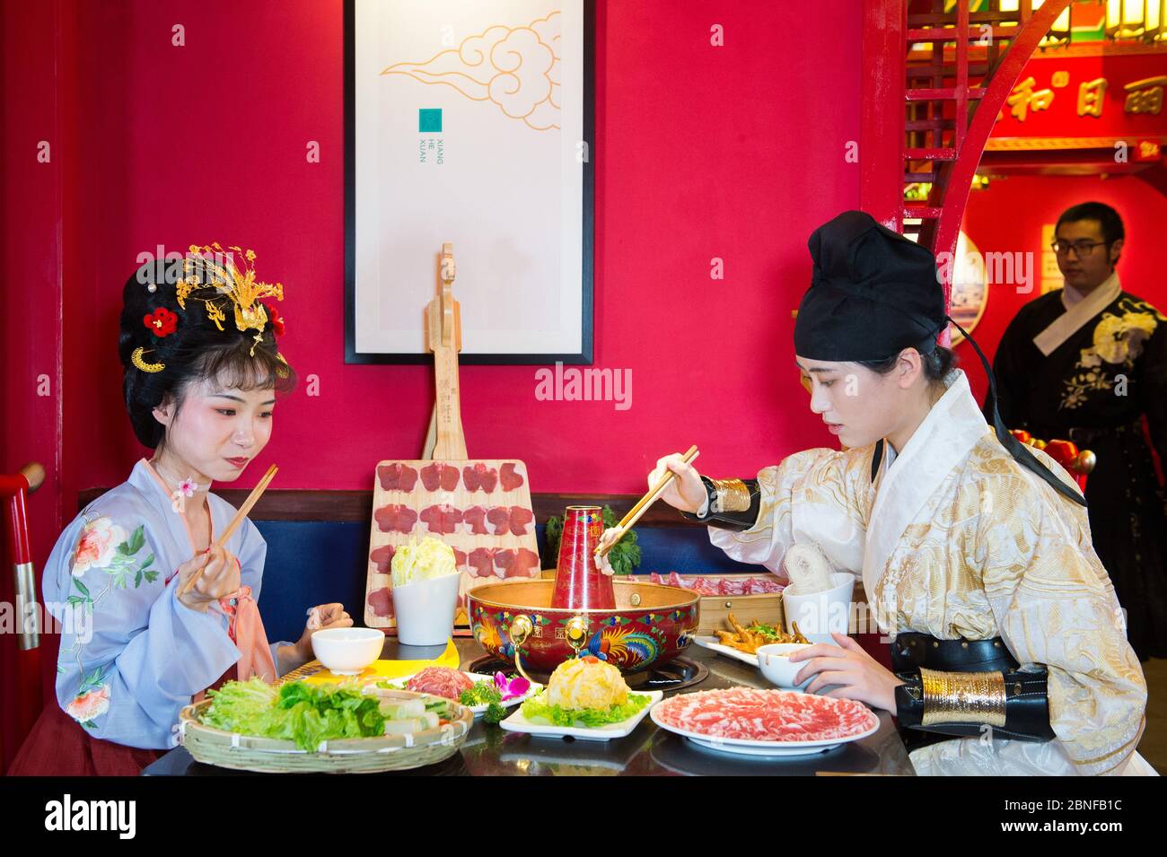 I clienti in antica cucina cinese si sono ritrovati in un ristorante hotpot, che sembra un viaggio incredibile nel tempo, la città di Chengdu, SIC della Cina sud-occidentale Foto Stock