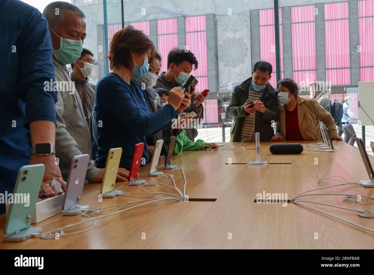 I cittadini sperimentano il nuovo Apple smartphone iPhone se lanciato presso un Apple Store, Hangzhou città, nella provincia di Zhejiang, nella Cina orientale, il 24 aprile 2020. L Foto Stock