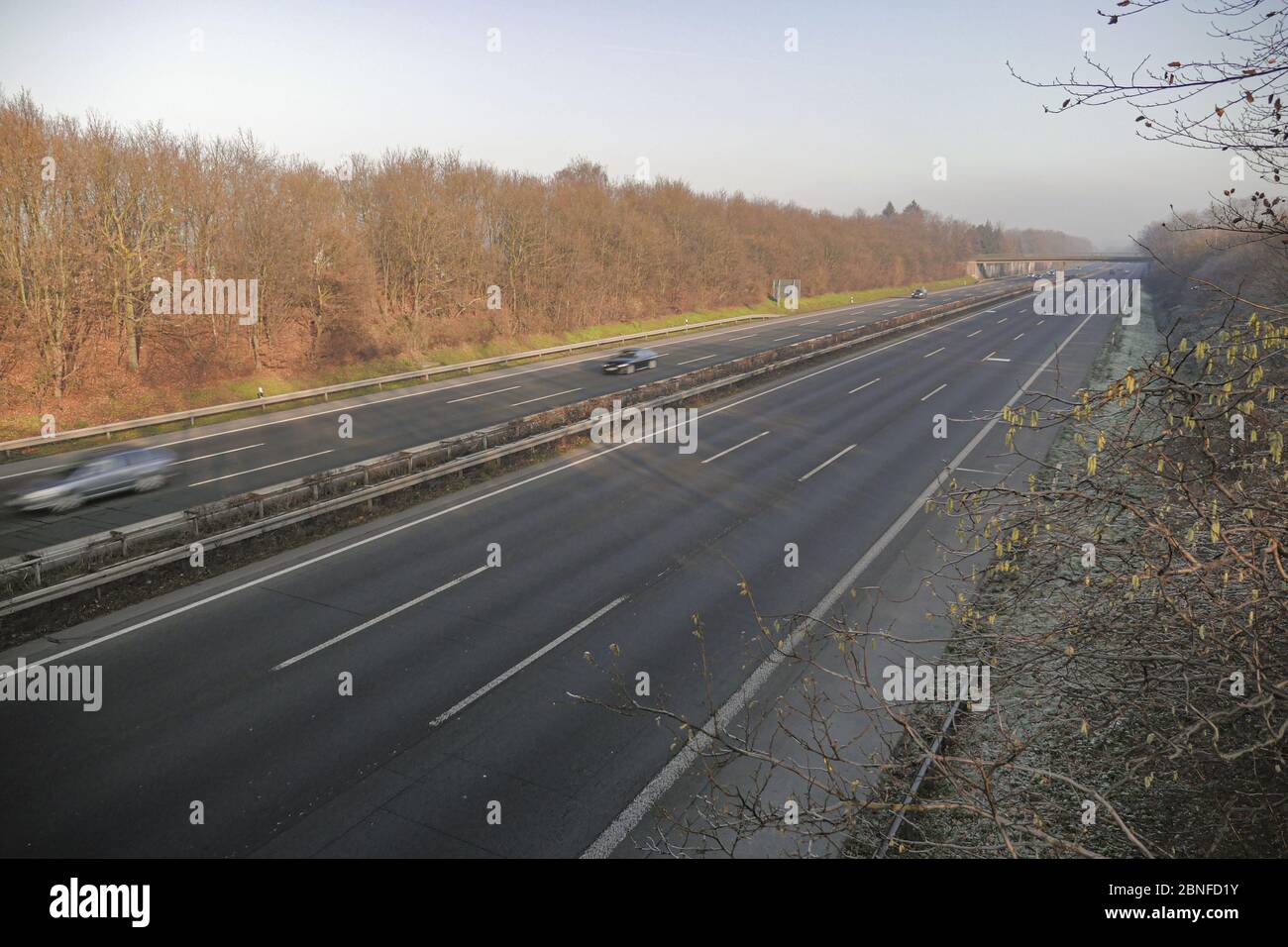 Foto aerea di un'autostrada a sei corsie circondata da alberi marroni Foto Stock